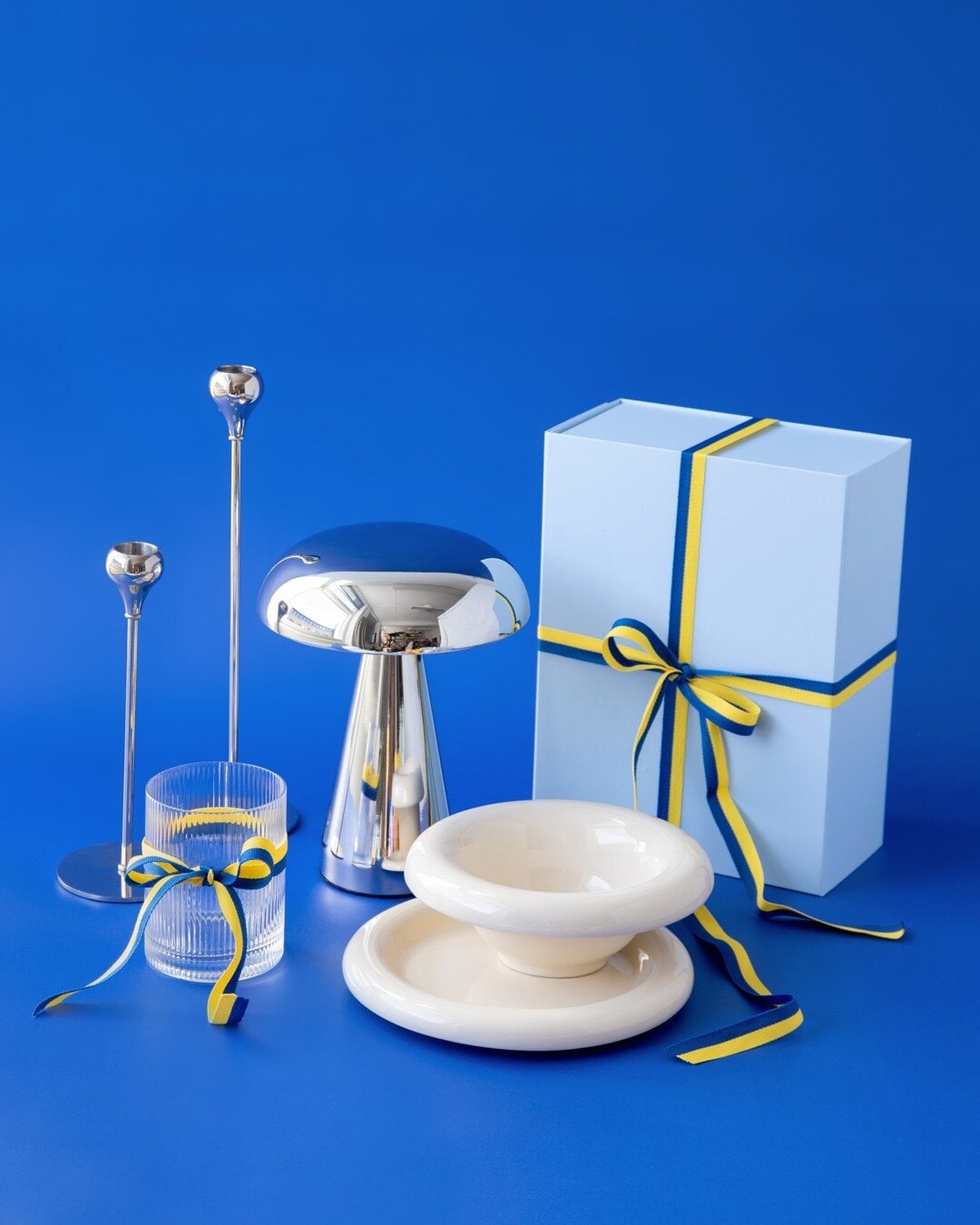 Presenter inslagna i blått och vitt med studentband.