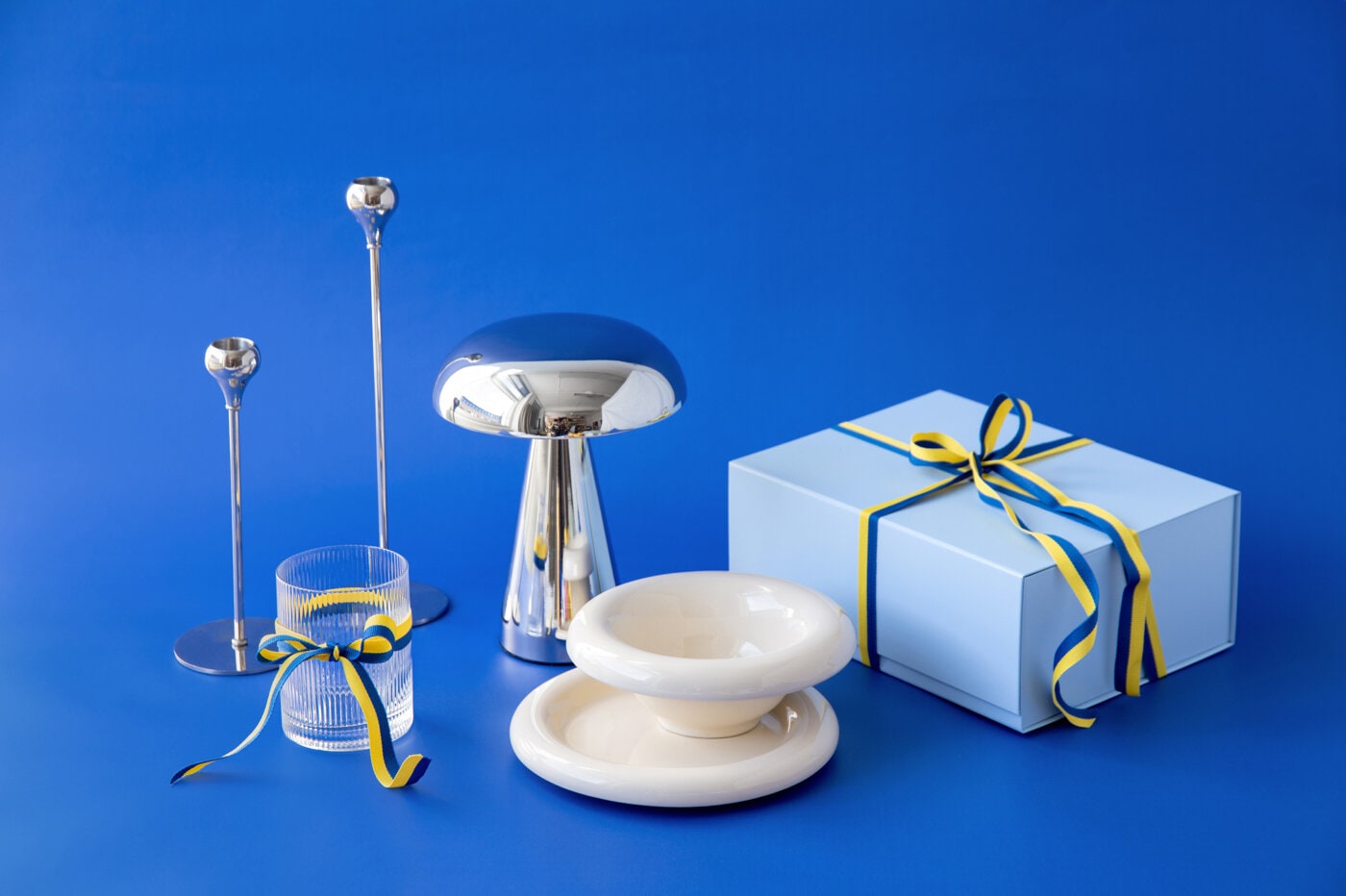 Inspirationsbild med studentpresenter och blågult inslaget paket mot blå bakgrund.