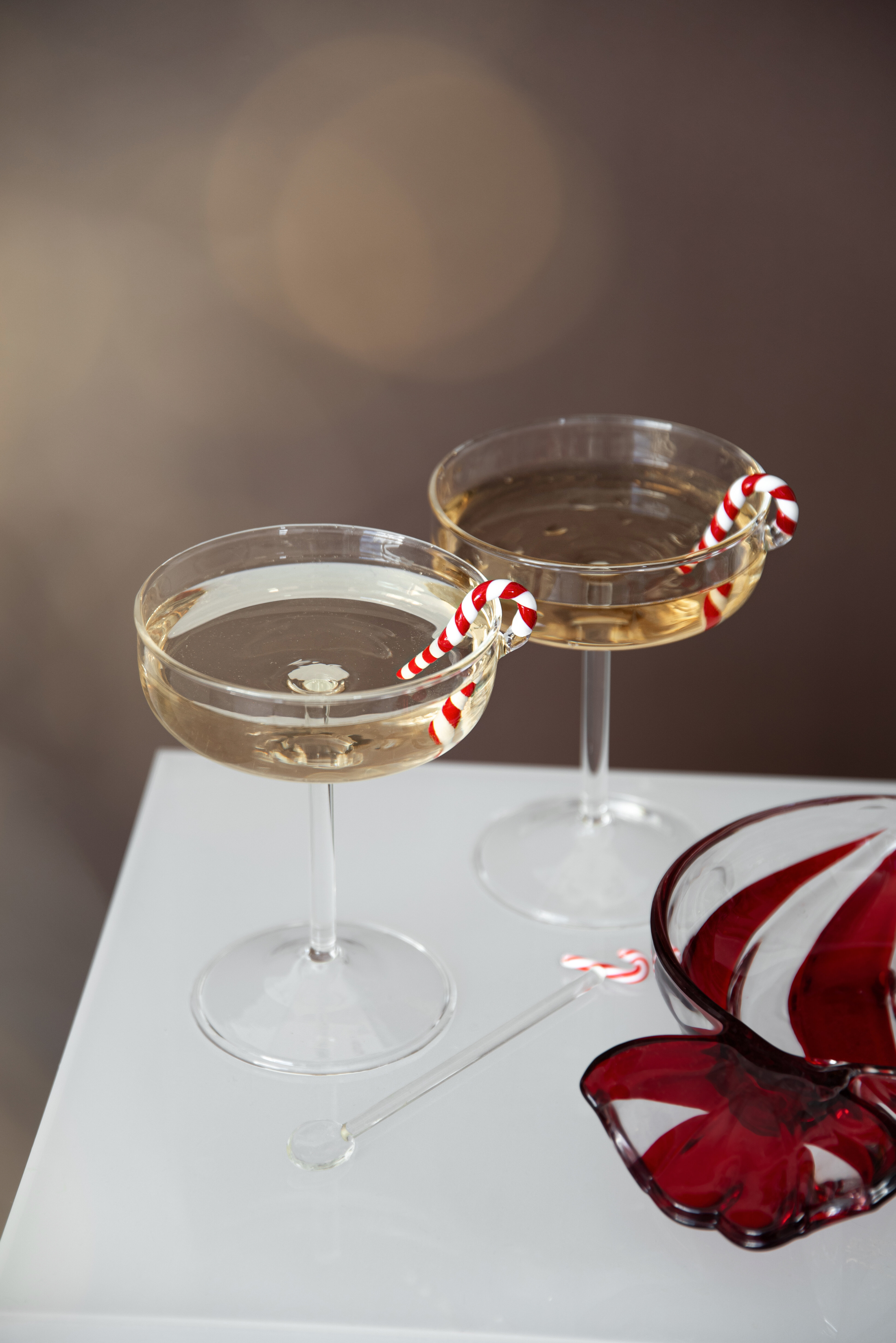 Två champagneglas på ett bord