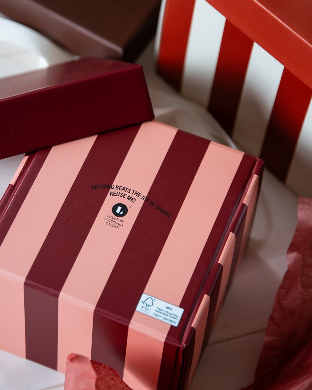 Presentbox LINJÄR RÖD/ROSA