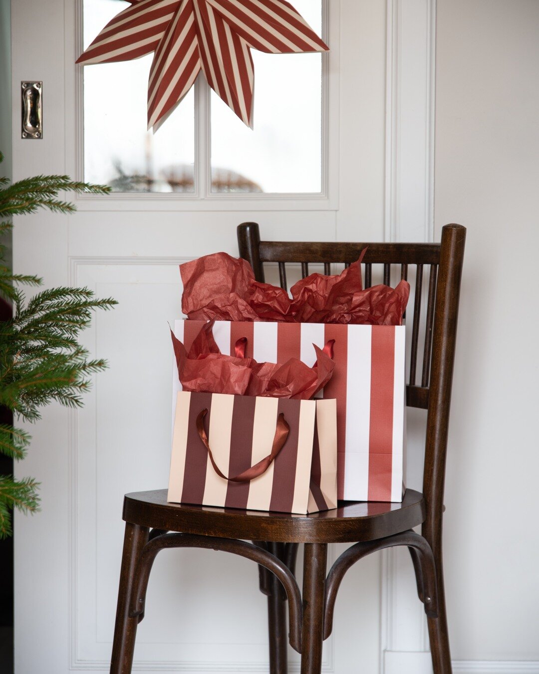 Presentpåse LINJÄR RÖD/BEIGE