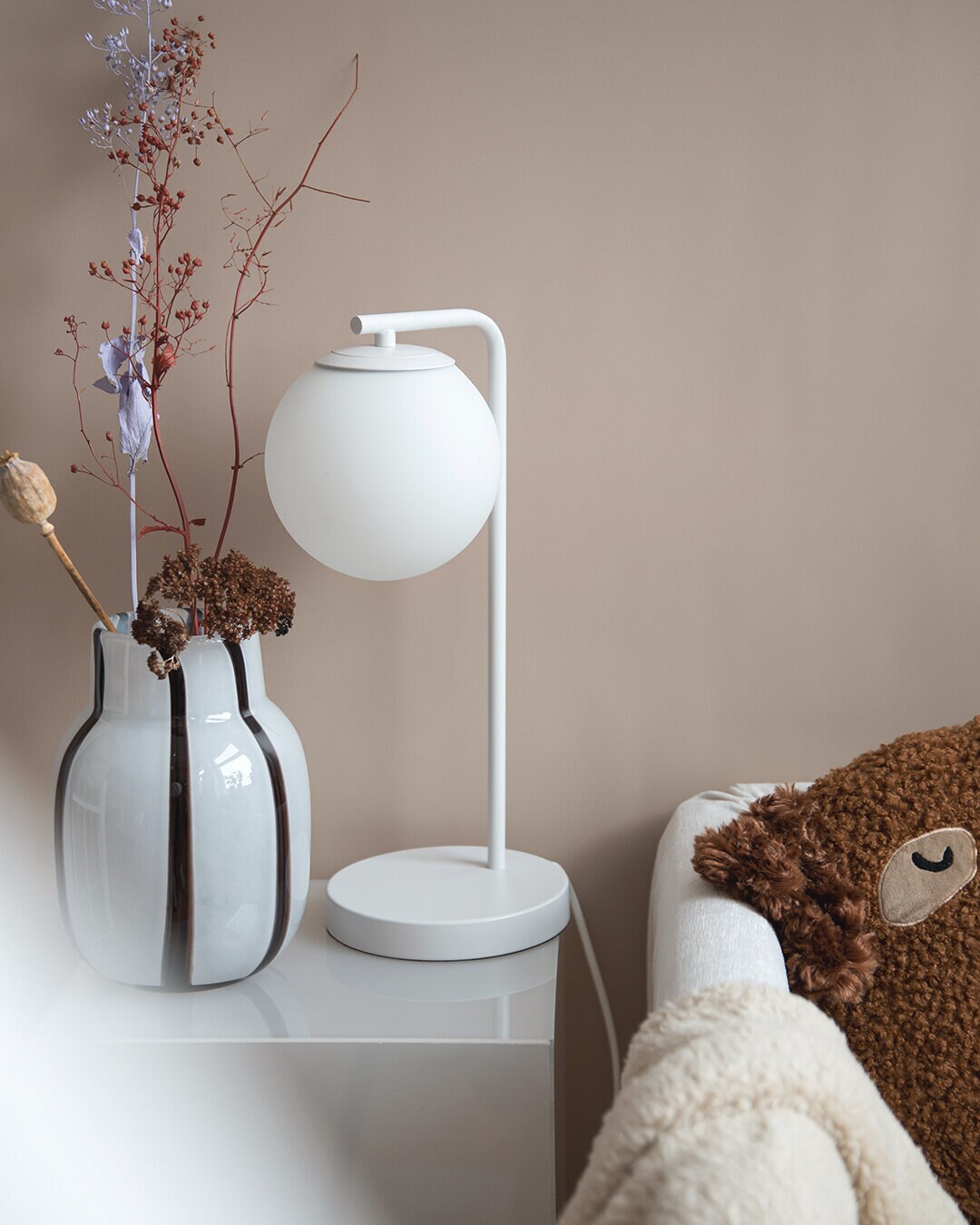 Bordslampa GLOB VIT
