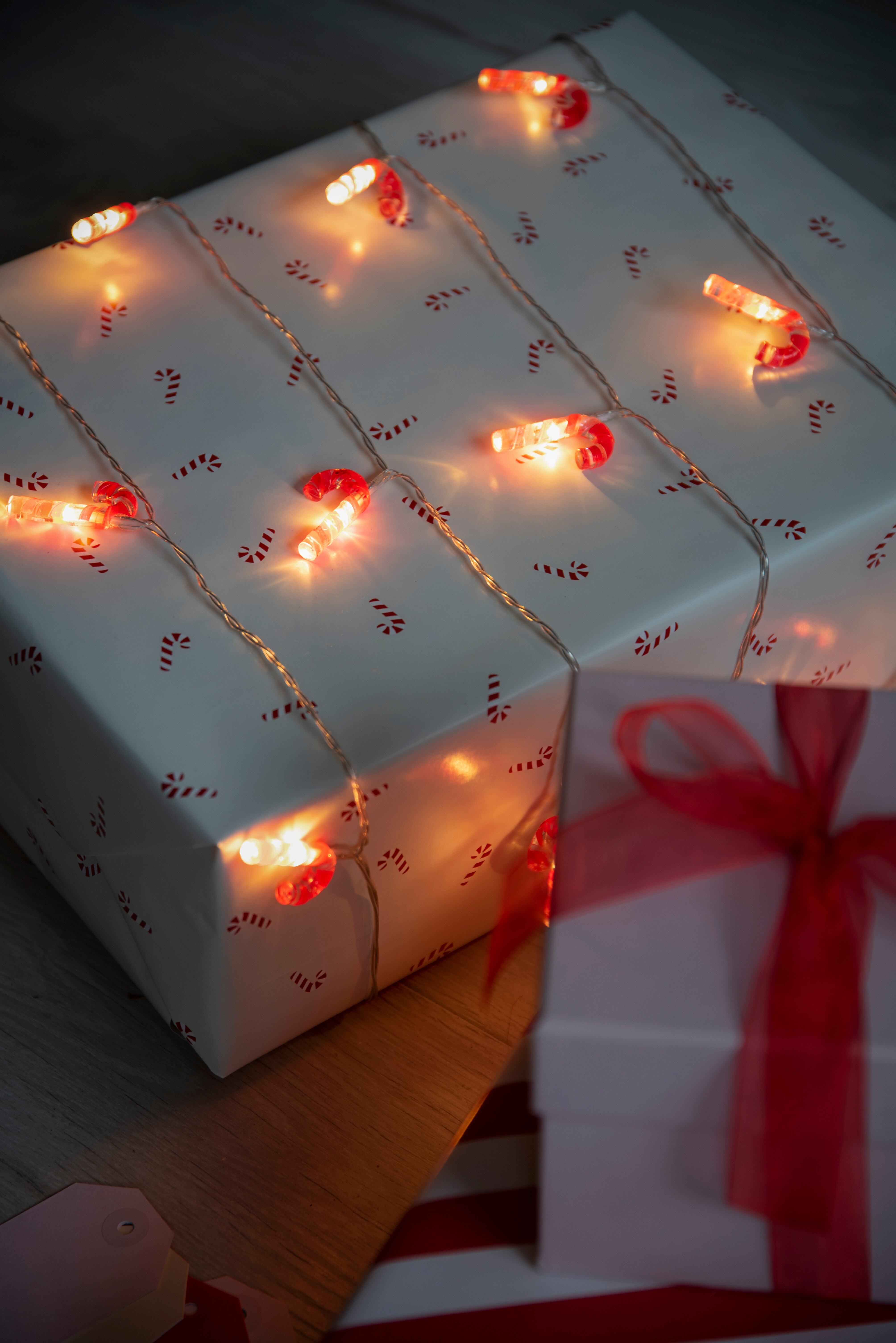 Presentpapper CANDY CANE vit