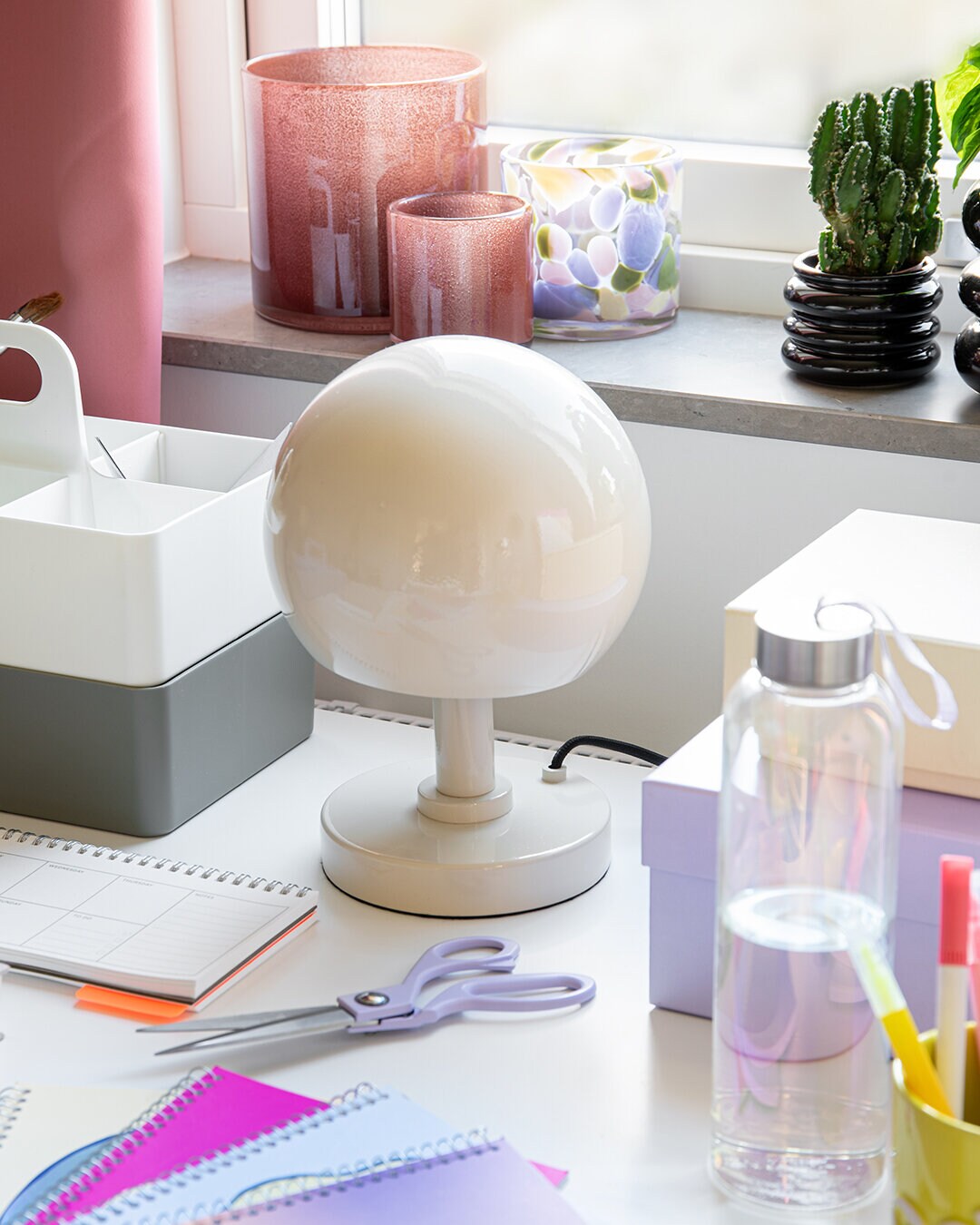 Bordslampa KICK GLOBE 