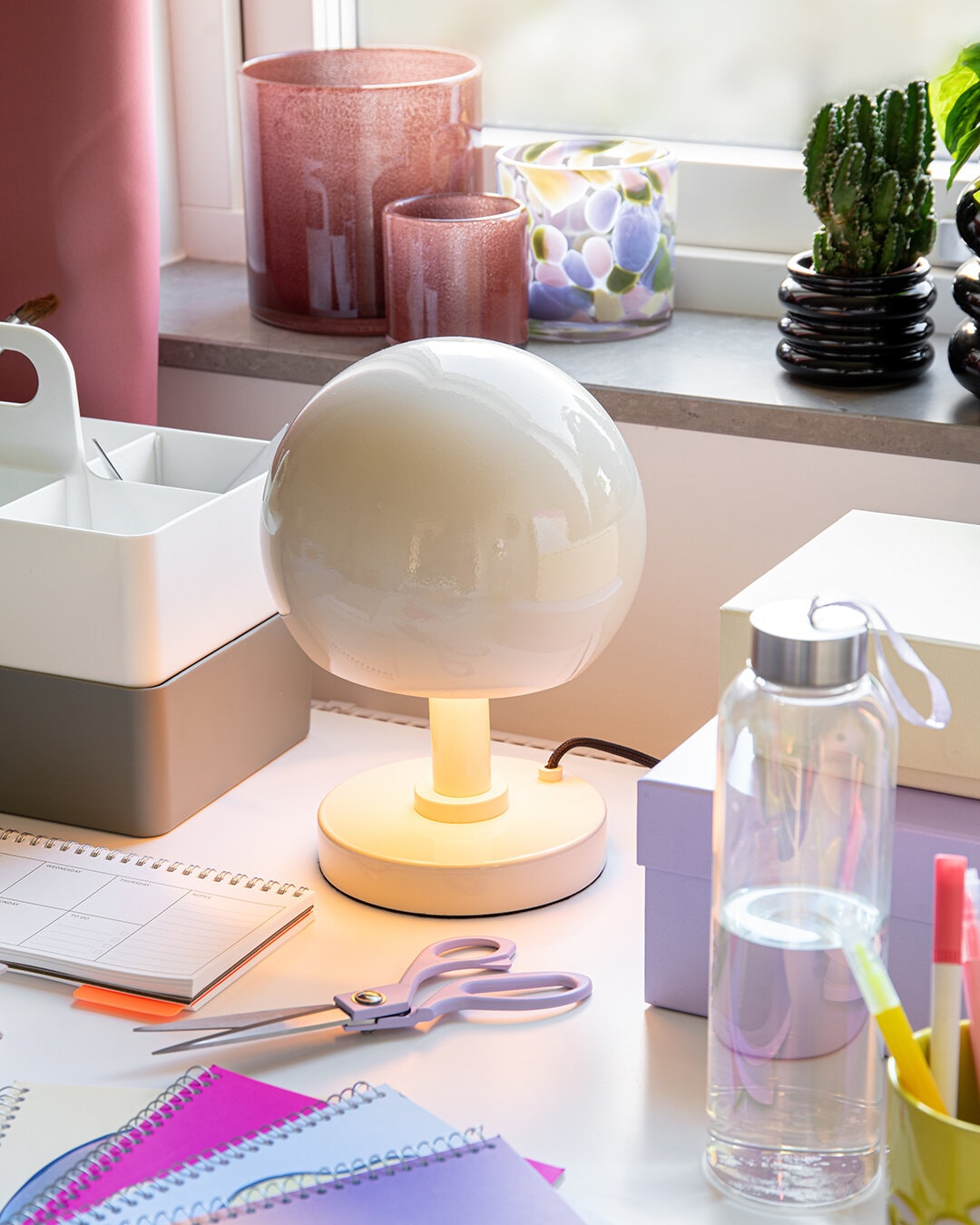 Bordslampa KICK GLOBE 
